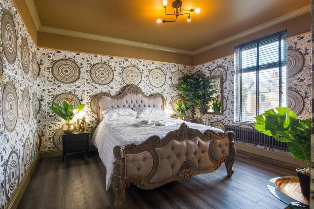 Apartment Lux Versace Pad Sleeps 10 Hot Tub, Cinema & Games *