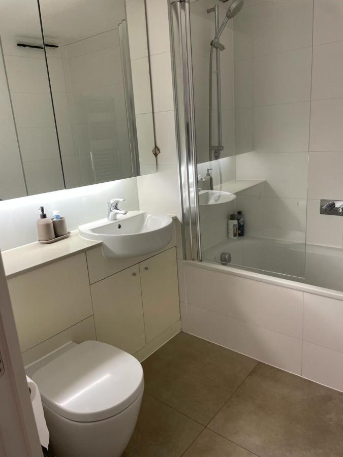 Homestay Luxury En-suite Olympic Village In Shared London