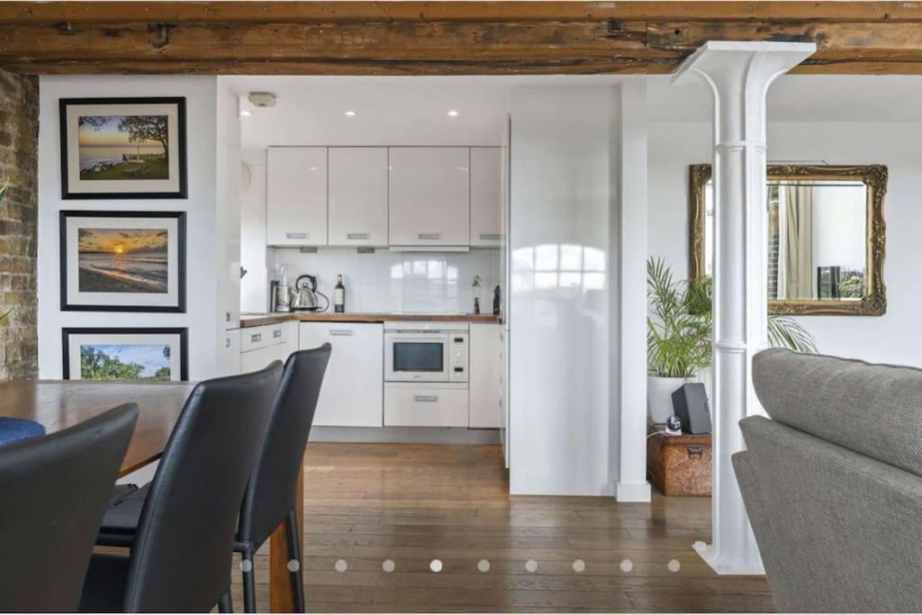 Luxury Artistic 2 Bedroom W/balcony-great Location Londen