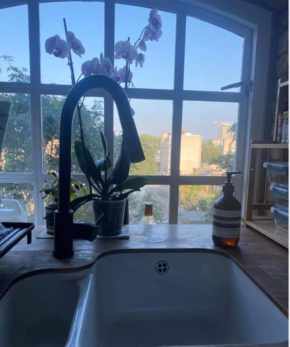 Luxury Artistic 2 Bedroom W/balcony-great Location Appartement *