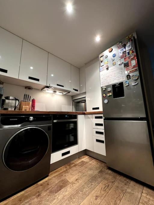 Luxury Artistic 2 Bedroom W/balcony-great Location Londen