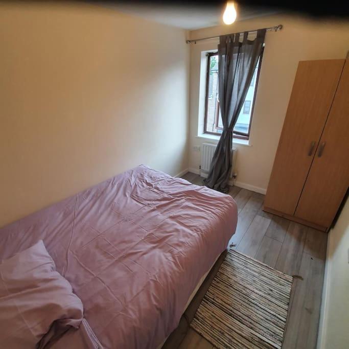 Holiday home Close To 4 Bedroom House Free Car Parking 7 Beds Sleeps 16 People 2 Bathrooms