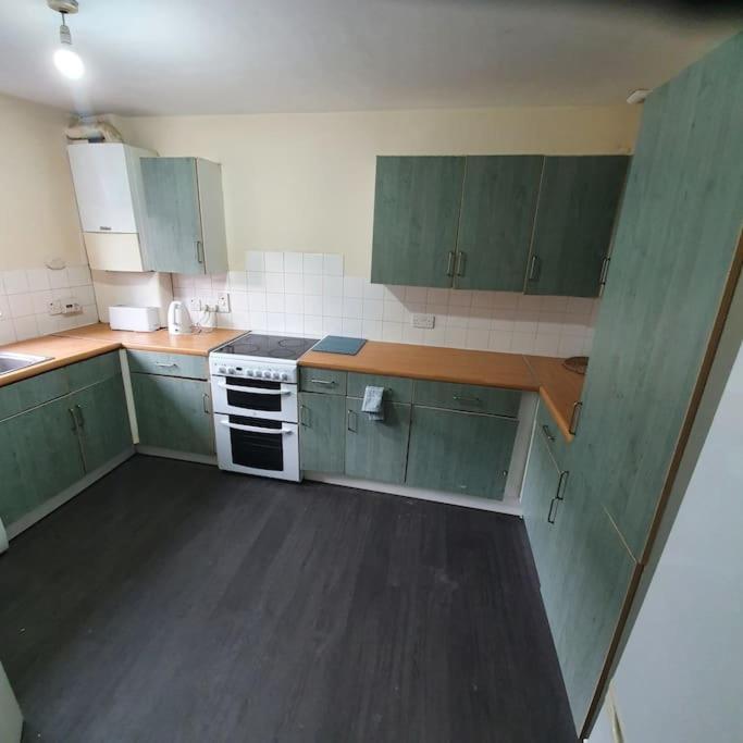 Holiday home Close To 4 Bedroom House Free Car Parking 7 Beds Sleeps 16 People 2 Bathrooms *