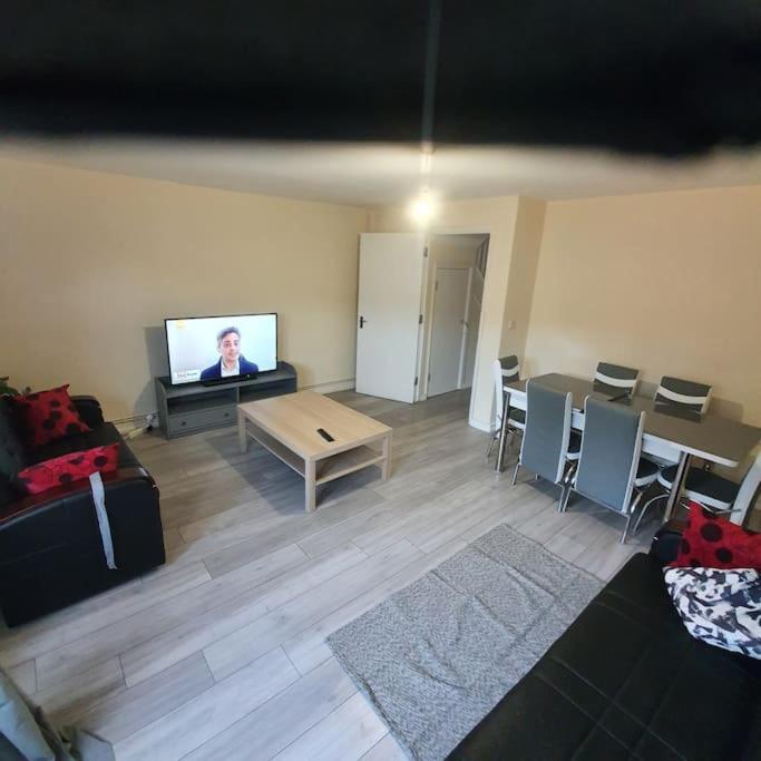 Close To 4 Bedroom House Free Car Parking 7 Beds Sleeps 16 People 2 Bathrooms