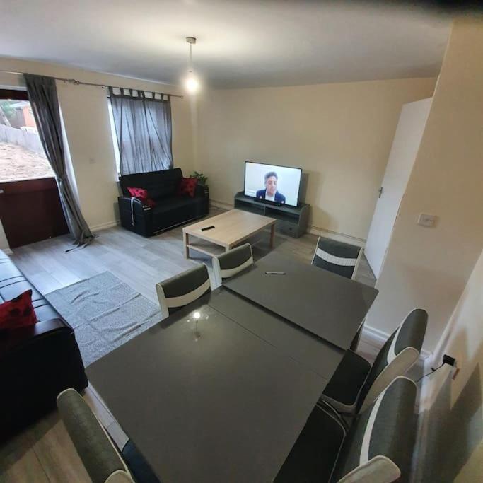 Close To 4 Bedroom House Free Car Parking 7 Beds Sleeps 16 People 2 Bathrooms * London