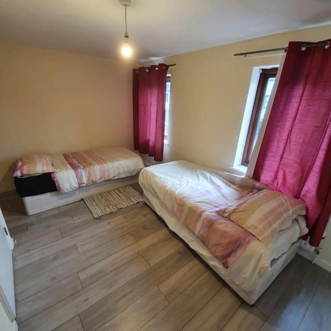 Holiday home Close To 4 Bedroom House Free Car Parking 7 Beds Sleeps 16 People 2 Bathrooms