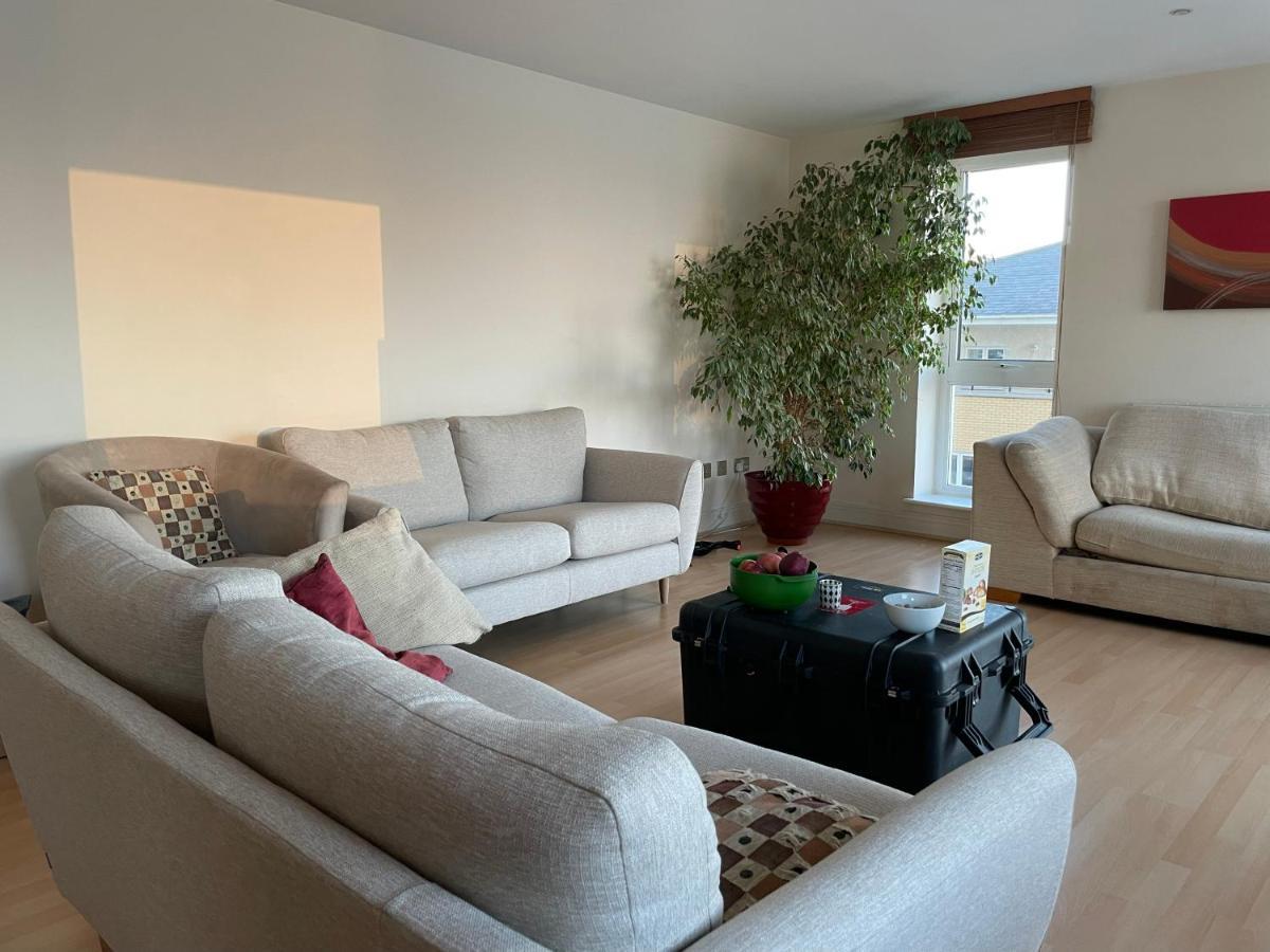 Very Large Ensuite With Wonderful View Over The River Thames In A Peaceful & Calm Residential Building - Shared Flat With 1 Host London