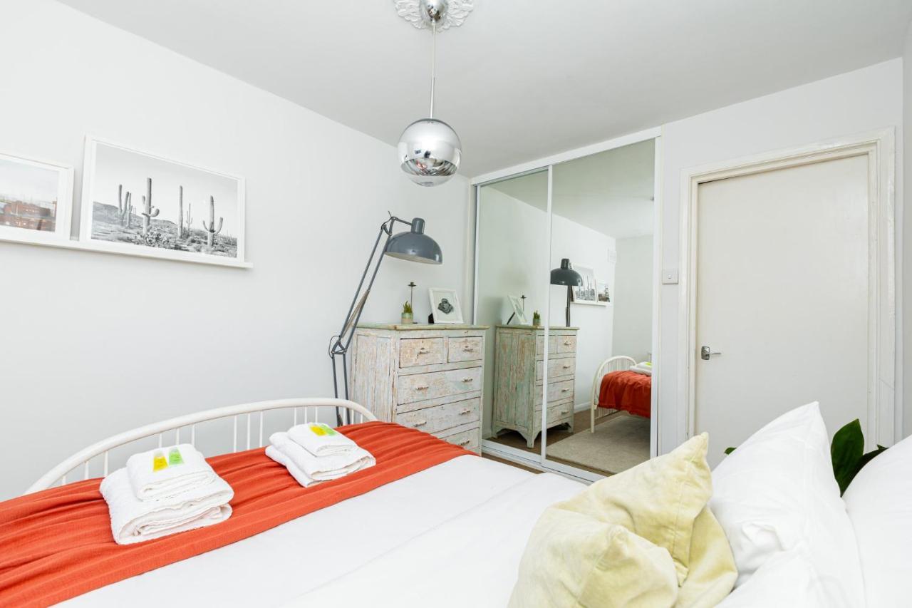 Stunning 2br Wpatio In Dalston, 2 Min To Tube * Londen