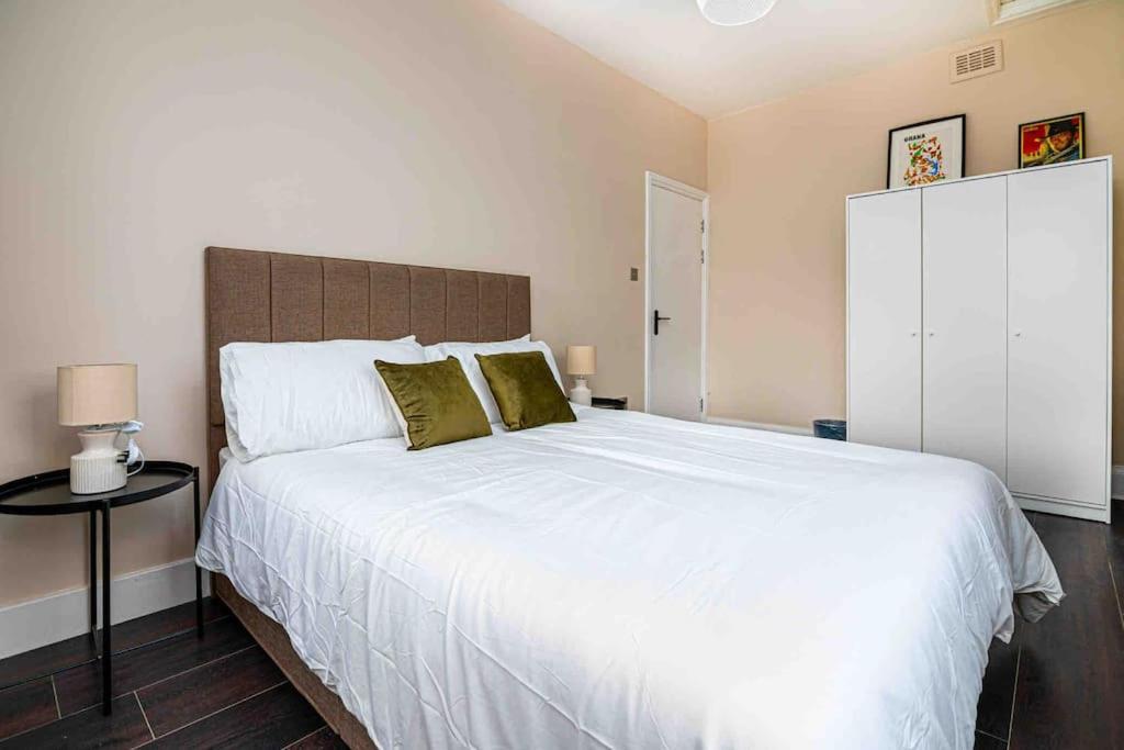 Cosy 2 Bed Flat In East * London