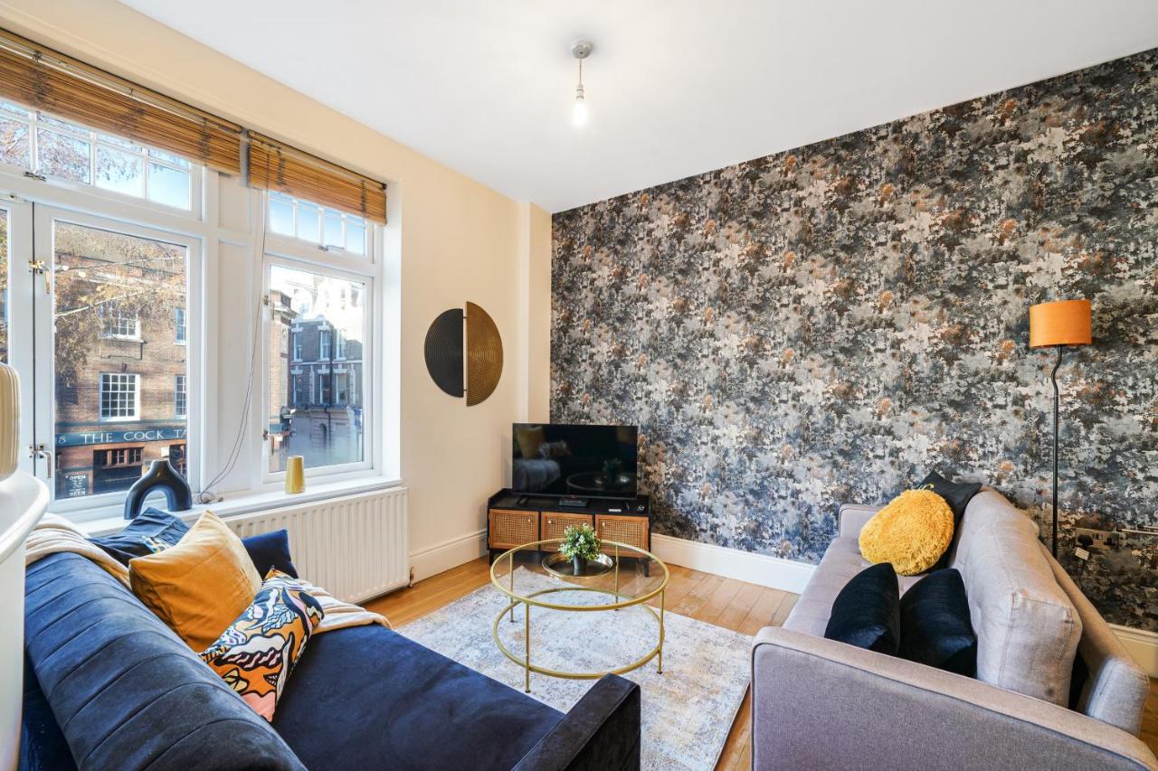 Central Hackney Abode - Balcony * Londen