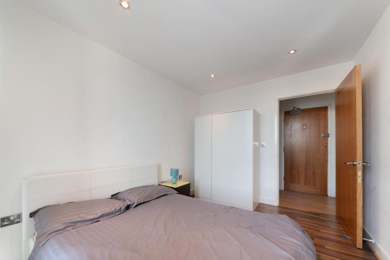 Excel 3 Bedroom Near City Airport And O2 Arena Apartment *