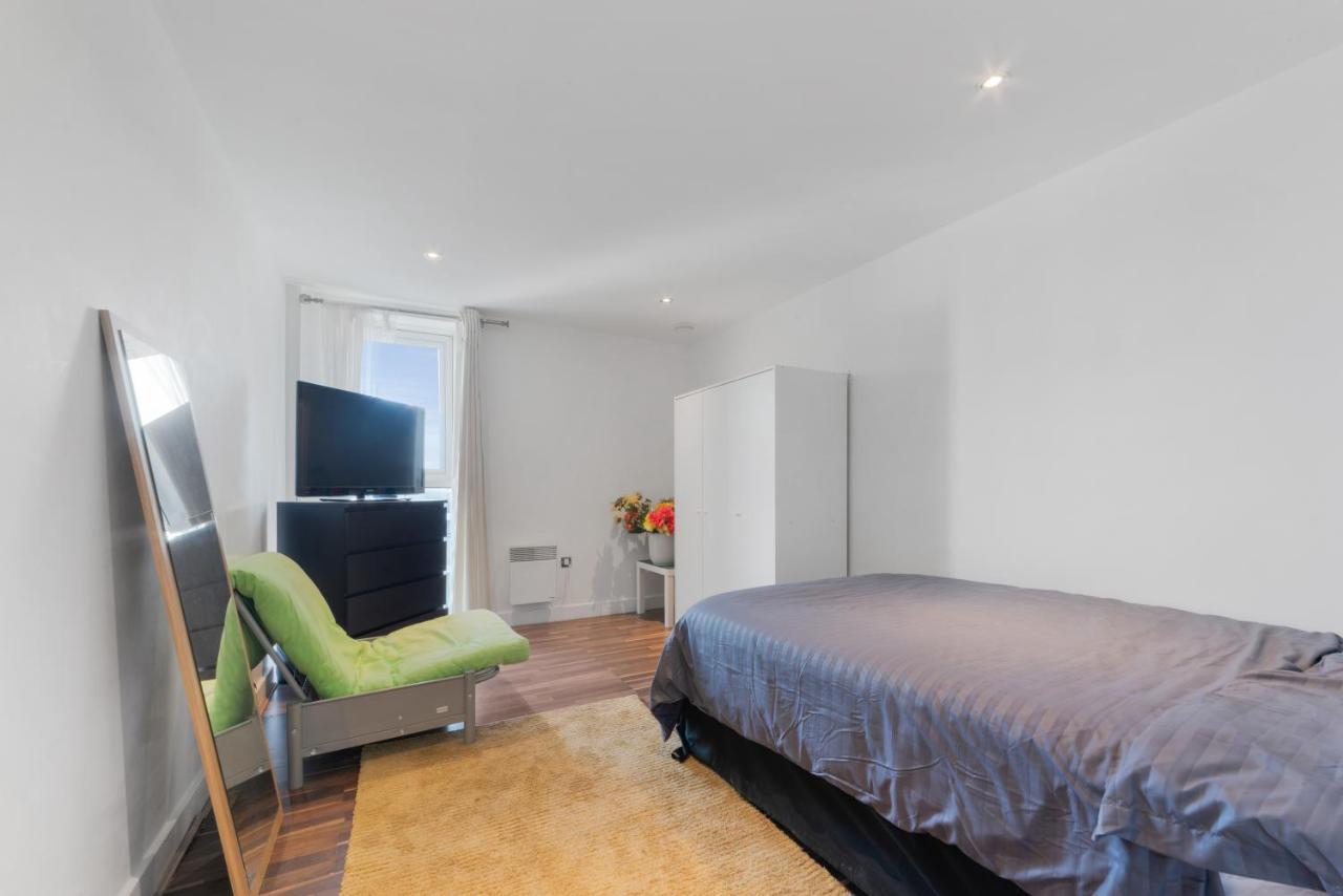 Apartment Excel 3 Bedroom Near City Airport And O2 Arena