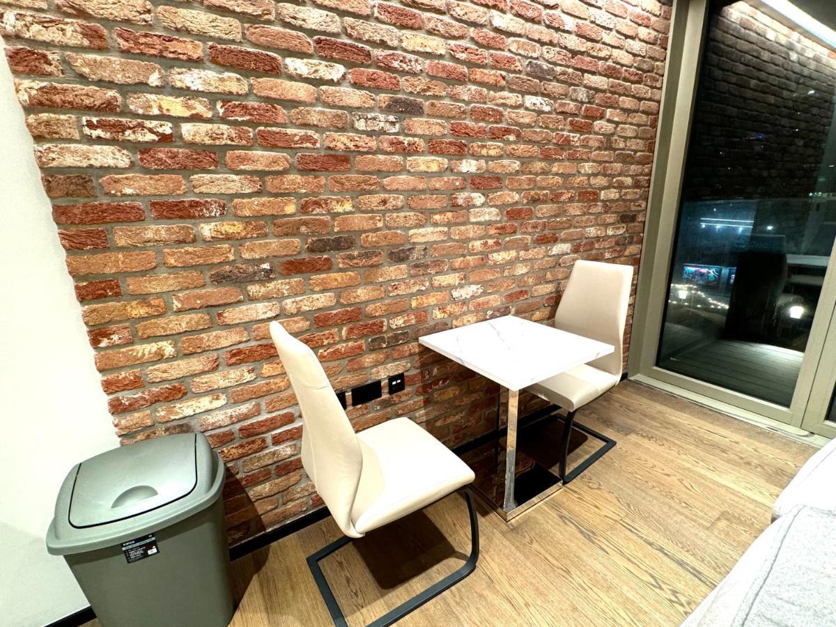 Modern, Stylish Apartment *