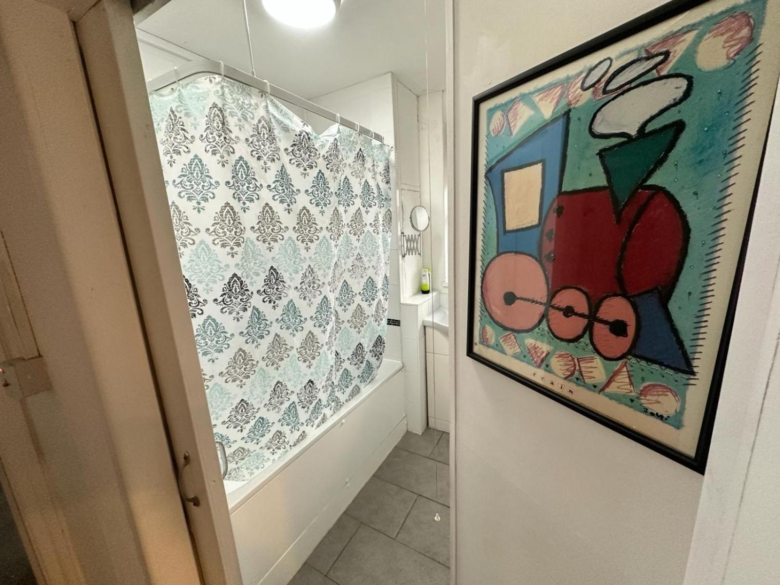 Aldgate East R2 Guest house