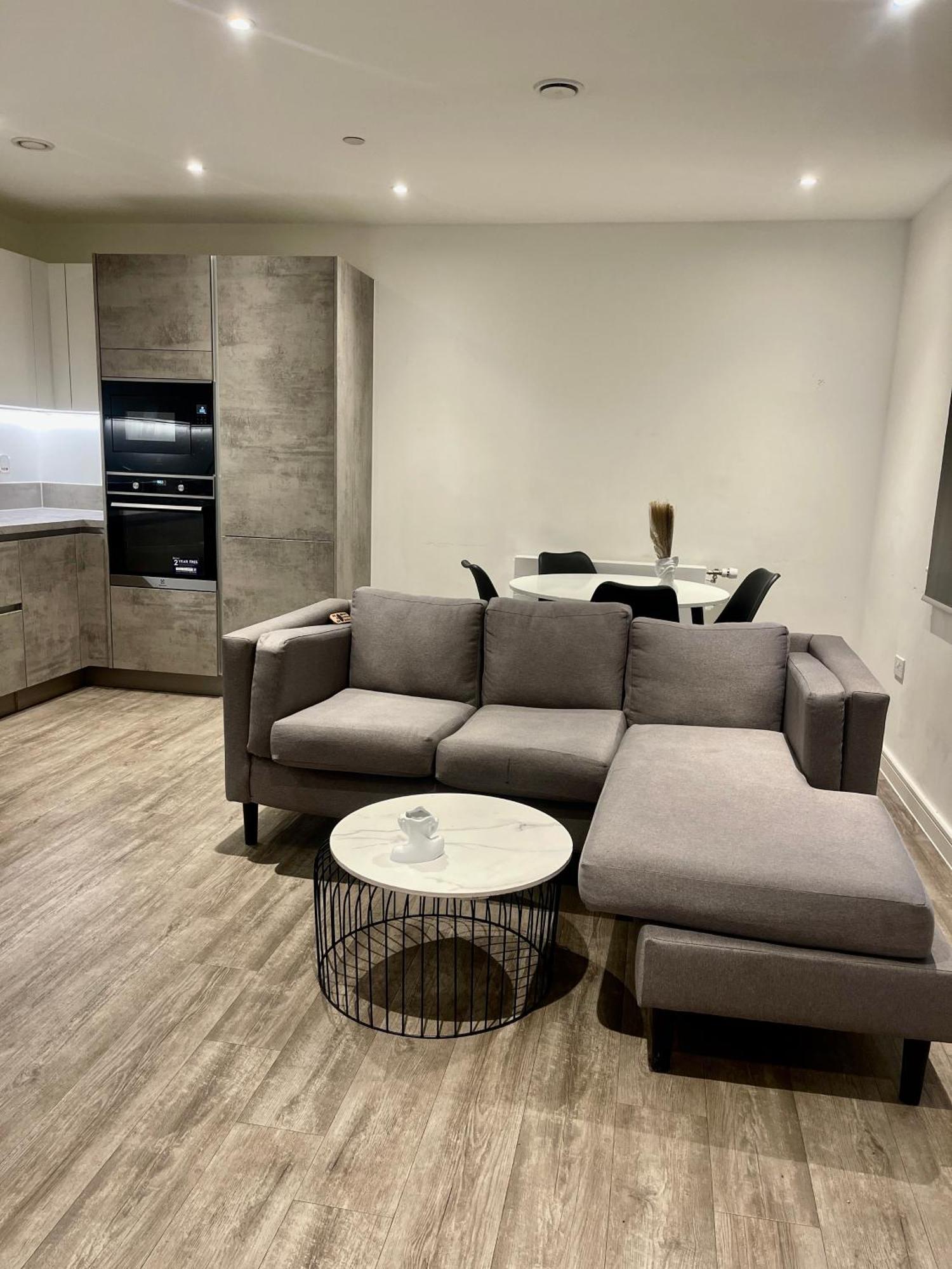 Modern With Free 24hours Gym * London