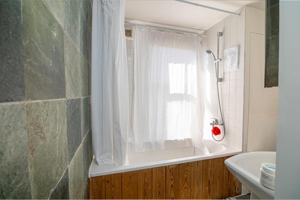 Refurbished Double Bedroom Pensión *