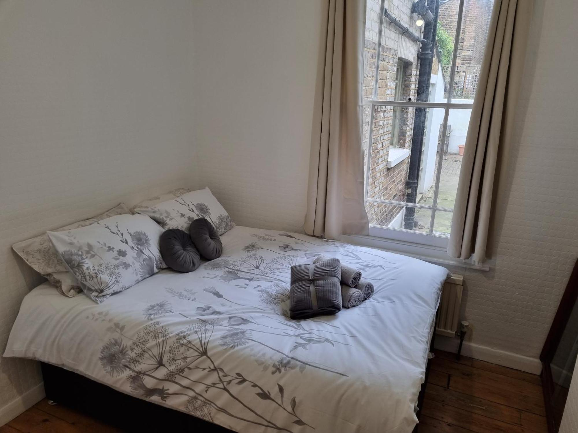Refurbished Double Bedroom Pensión *
