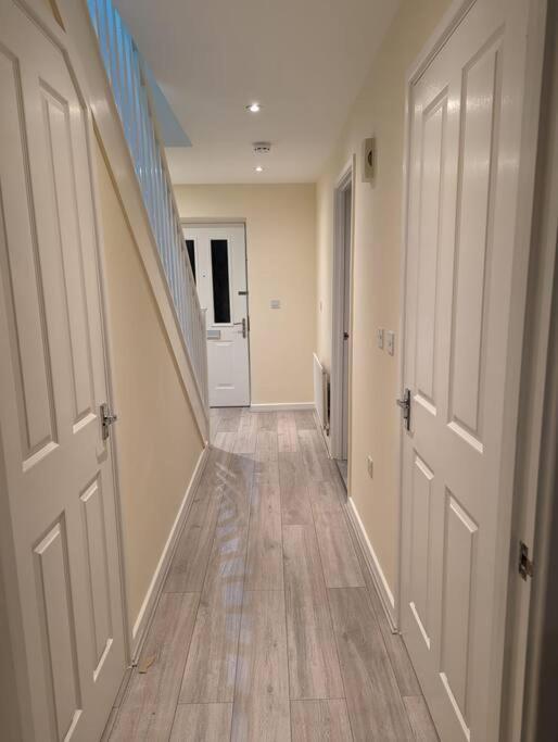 Newly Launched Two Bedroom House By Den Short Lets & Serviced With Garden Londen
