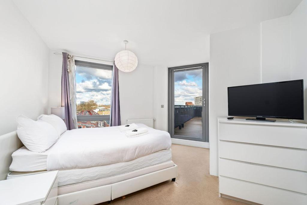 Modern Serviced 3-bedroom Flat In East * Londen