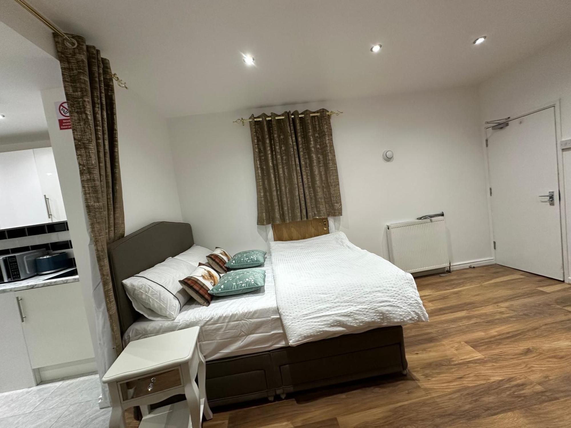 Apartment 4th Flat With Private Own Bathroom A Luxury Family Setup And Furnished With Double Bed A Double Futon-sofa Bed A Single Futon Bed A Baby Cot And Garden And Free Parking London