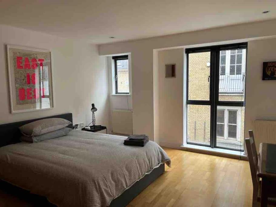 1 Bed Flat With View Of Vibrant Hoxton Square * London