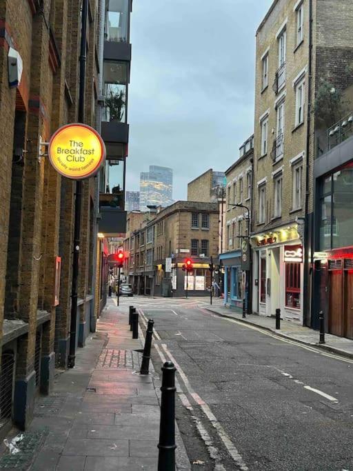 1 Bed Flat With View Of Vibrant Hoxton Square Apartment *