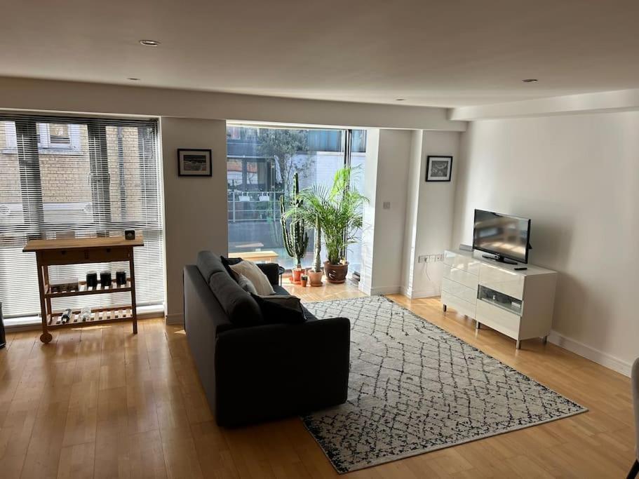 1 Bed Flat With View Of Vibrant Hoxton Square Apartment *