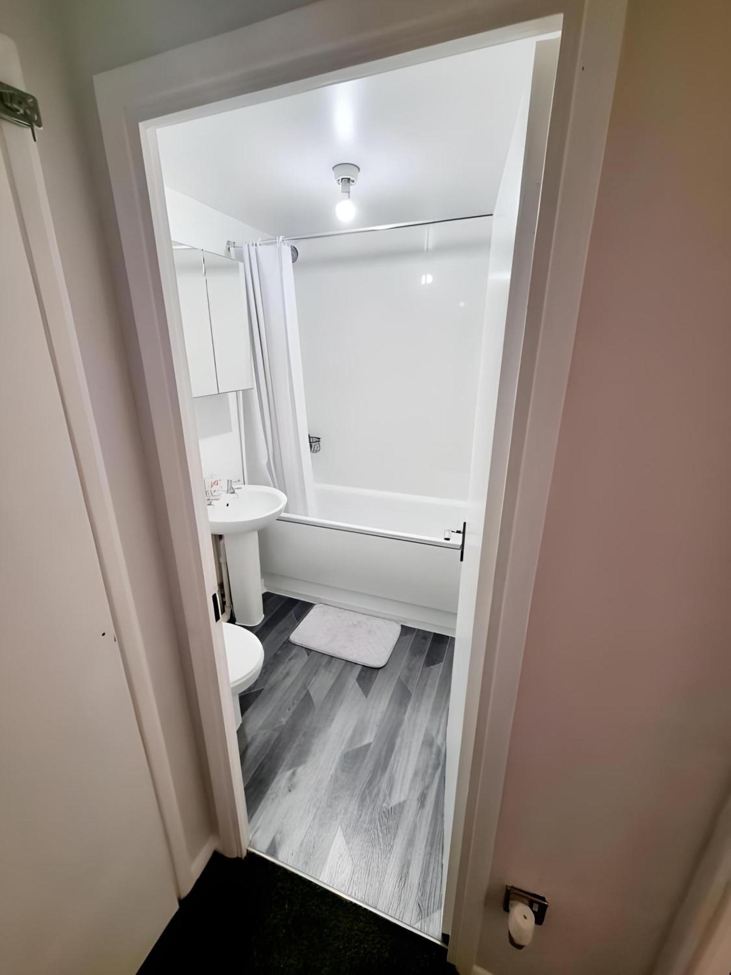 Apartment Sleek & Stylish - E15 With Parking *