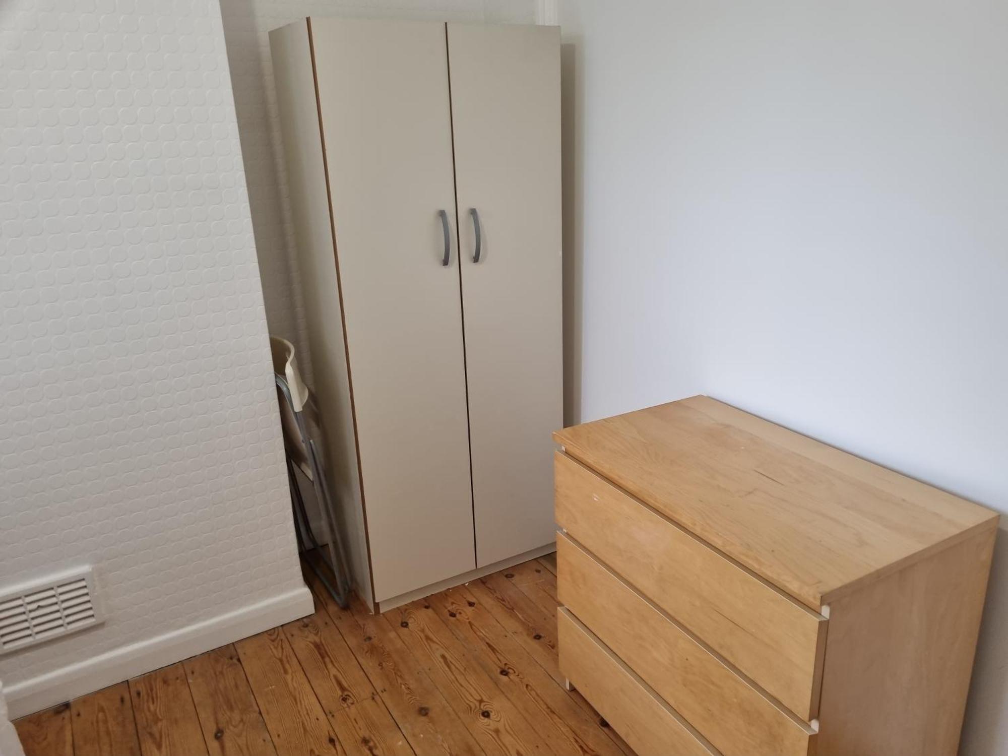 Pensión Refurbished Double Bedroom *