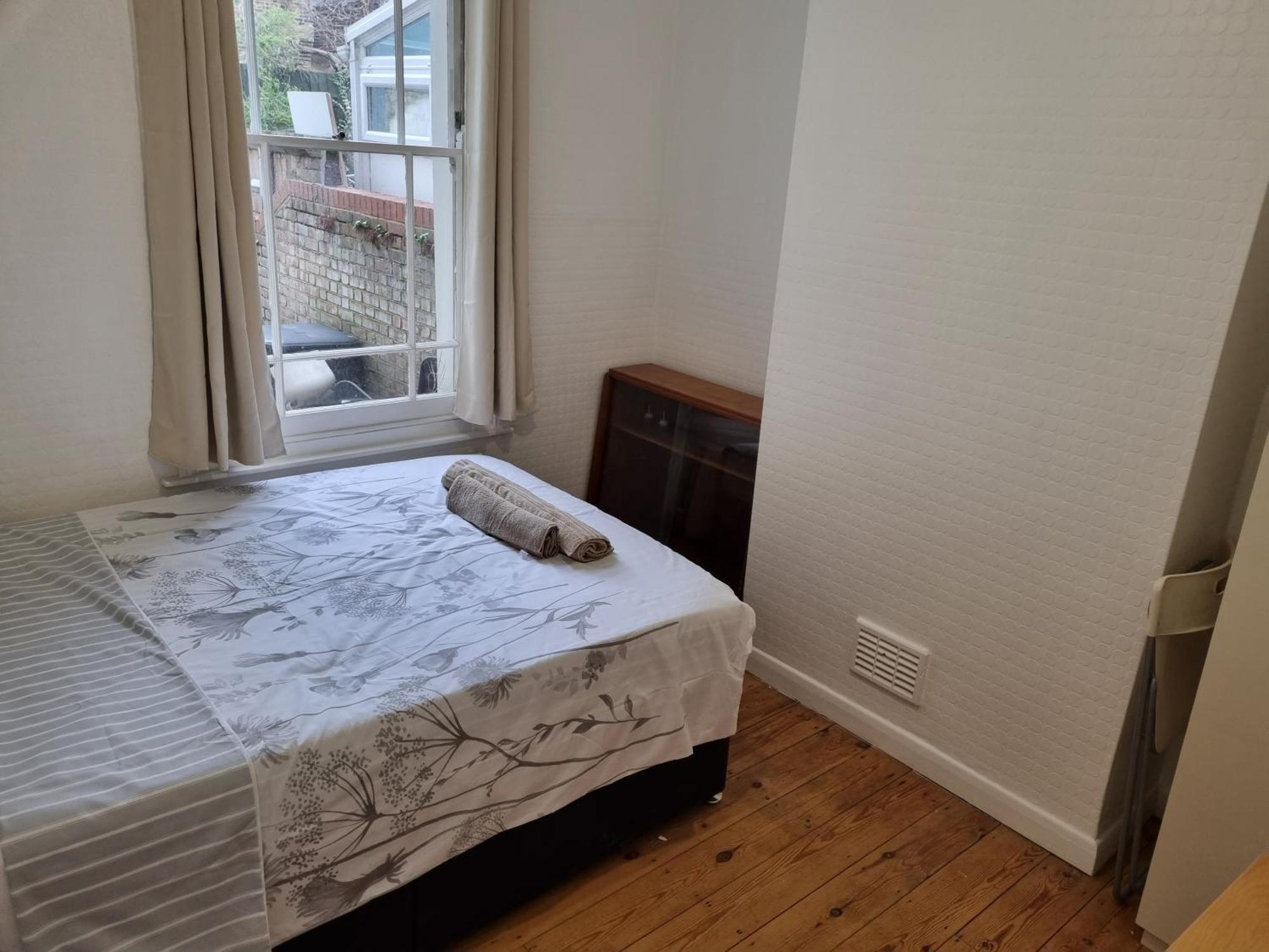 Refurbished Double Bedroom Pensión