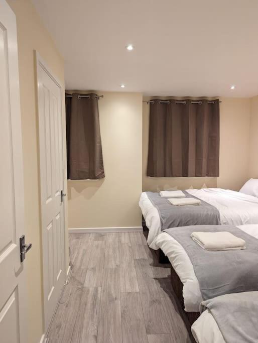 Vakantiehuis Newly Launched Two Bedroom House By Den Short Lets & Serviced With Garden