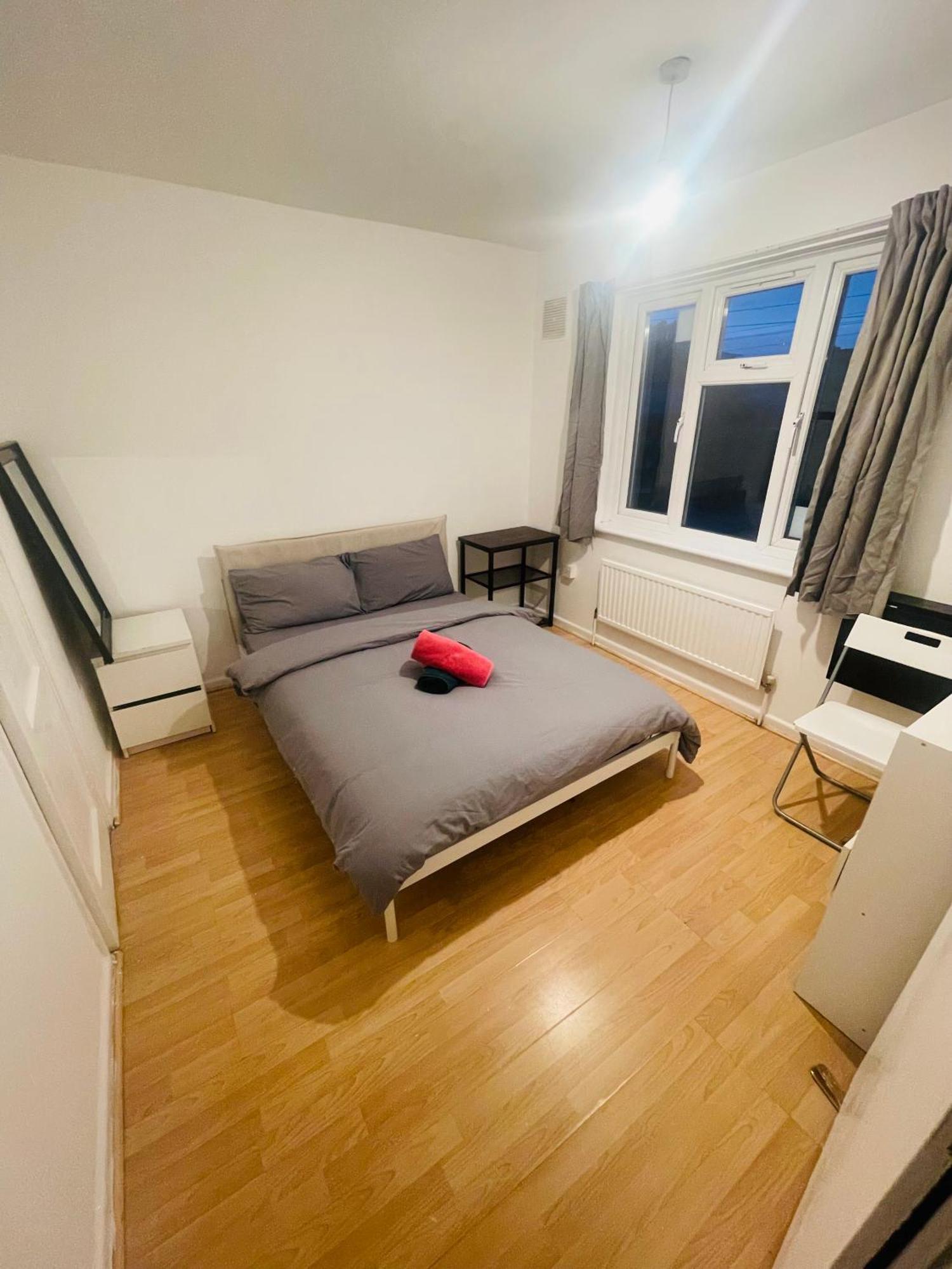 Double Near Canary Wharf 28 *