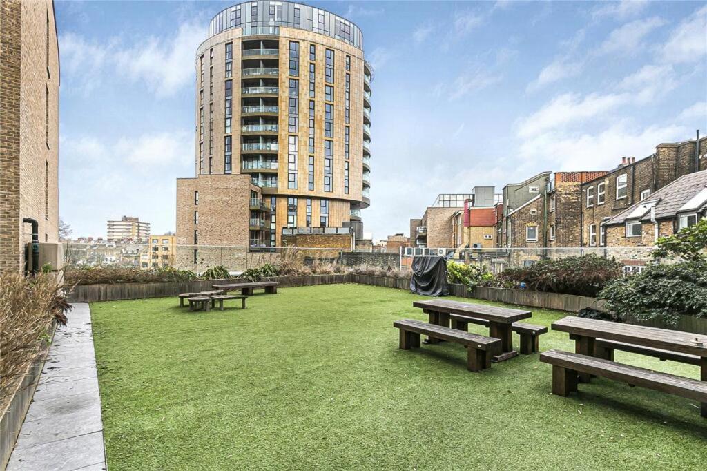 Modern Serviced 3-bedroom Flat In East Appartement Londen