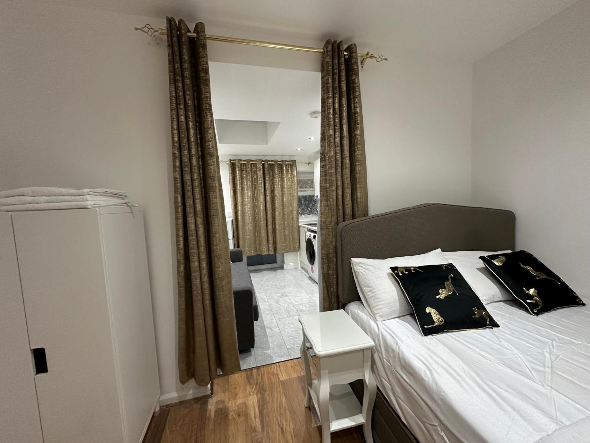 4th Flat With Private Own Bathroom A Luxury Family Setup And Furnished With Double Bed A Double Futon-sofa Bed A Single Futon Bed A Baby Cot And Garden And Free Parking Apartment