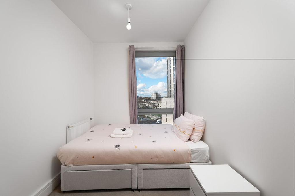 Modern Serviced 3-bedroom Flat In East Appartement Londen