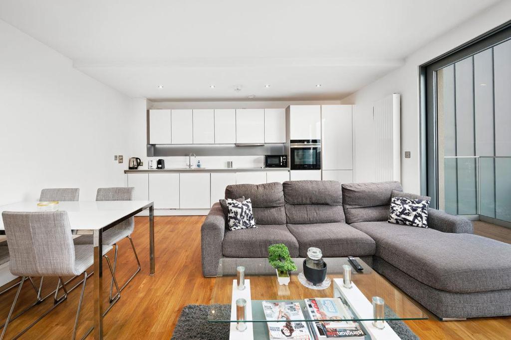 Modern Serviced 3-bedroom Flat In East Appartement Londen