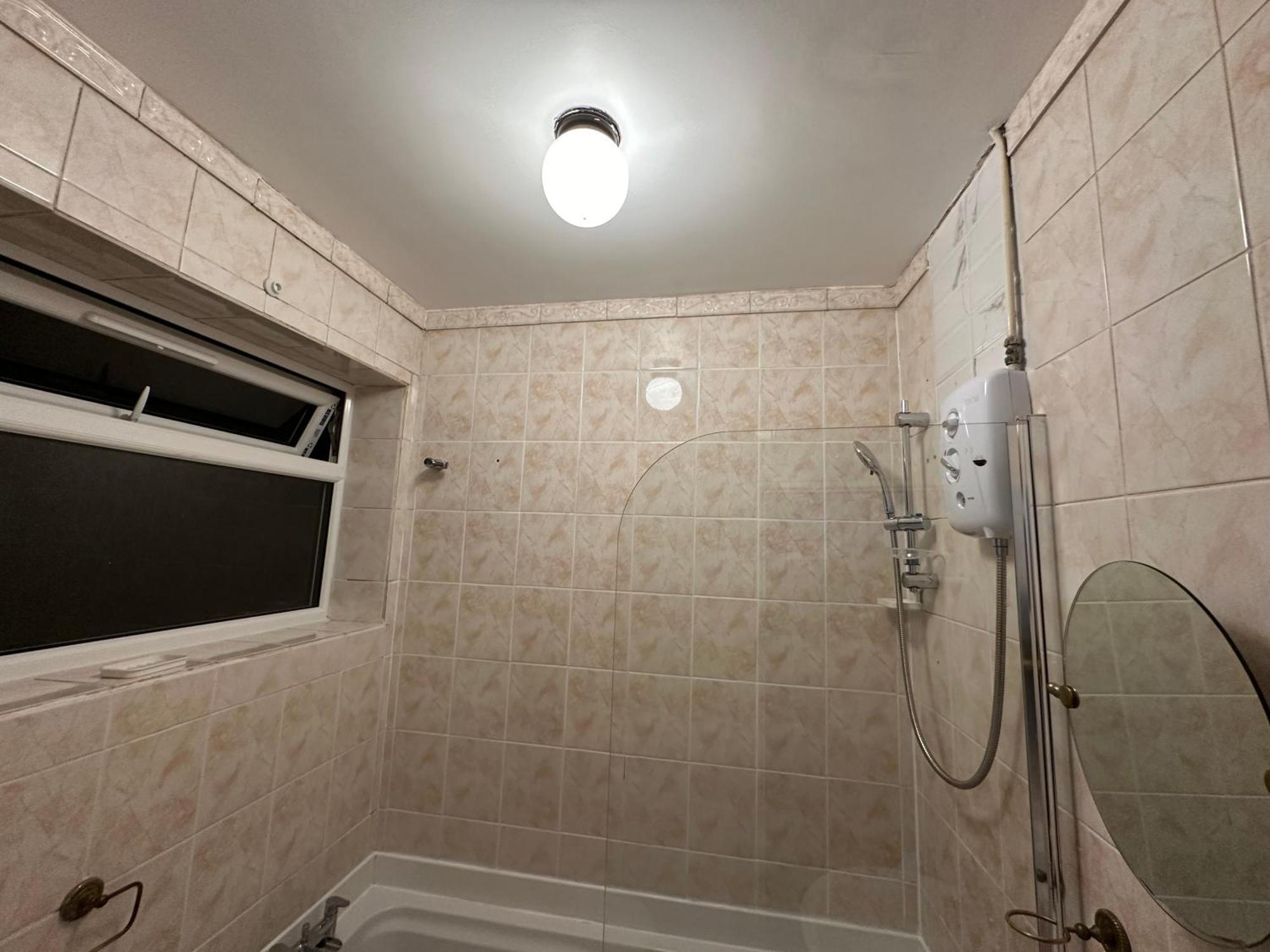 Apartment 4th Flat With Private Own Bathroom A Luxury Family Setup And Furnished With Double Bed A Double Futon-sofa Bed A Single Futon Bed A Baby Cot And Garden And Free Parking