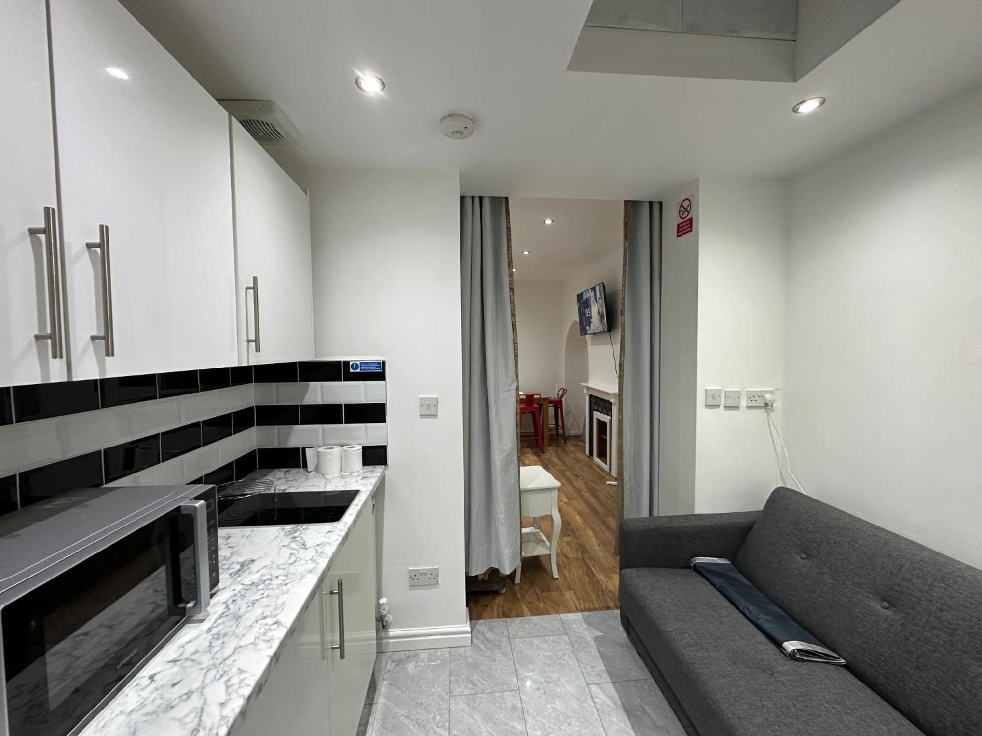 4th Flat With Private Own Bathroom A Luxury Family Setup And Furnished With Double Bed A Double Futon-sofa Bed A Single Futon Bed A Baby Cot And Garden And Free Parking Apartment *