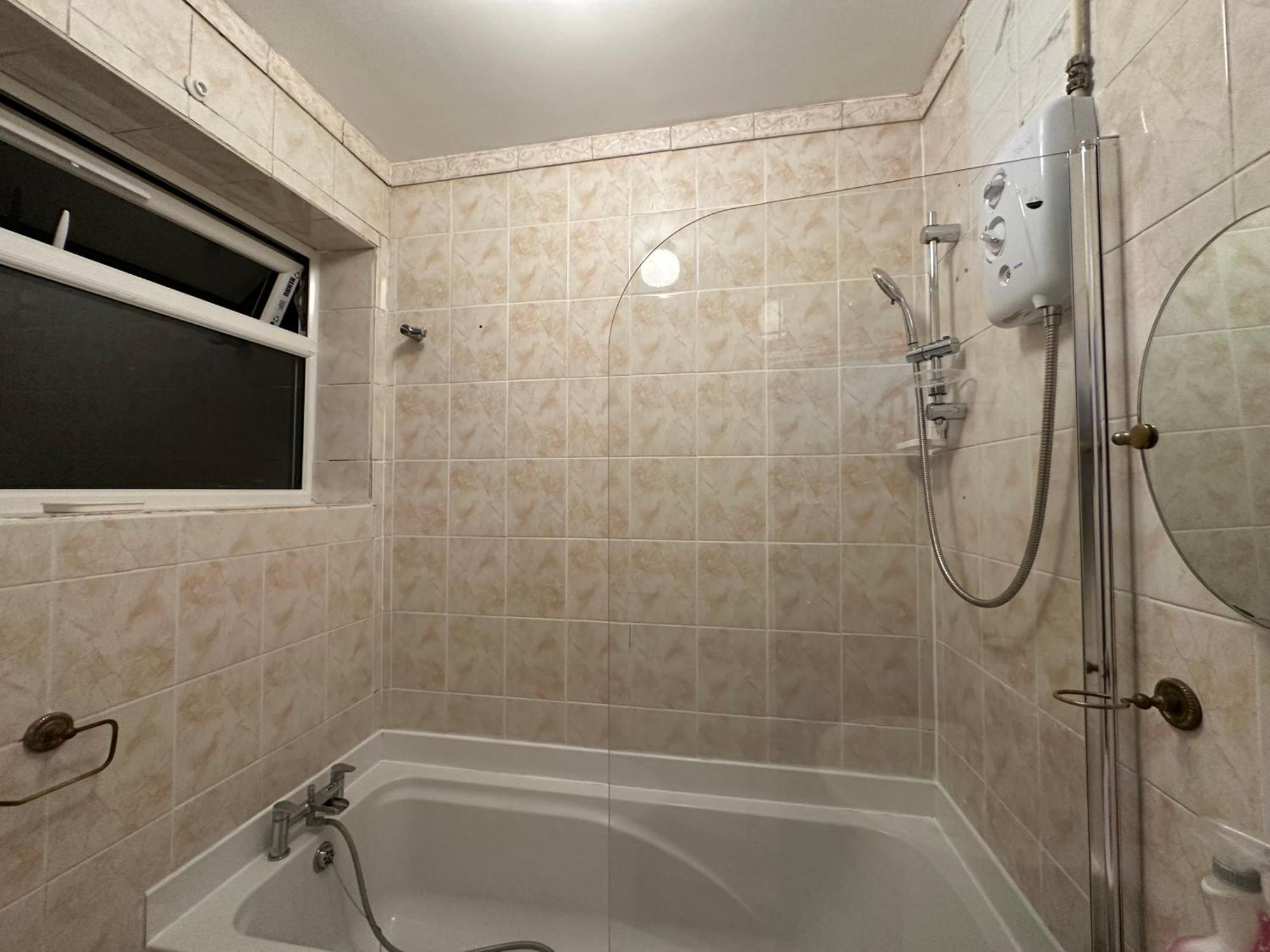 Apartment 4th Flat With Private Own Bathroom A Luxury Family Setup And Furnished With Double Bed A Double Futon-sofa Bed A Single Futon Bed A Baby Cot And Garden And Free Parking London