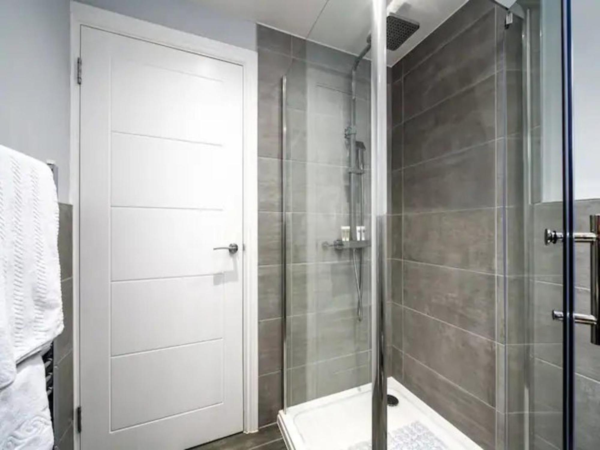 Apartment Pass The Keys Modern And Bright Minutes From *