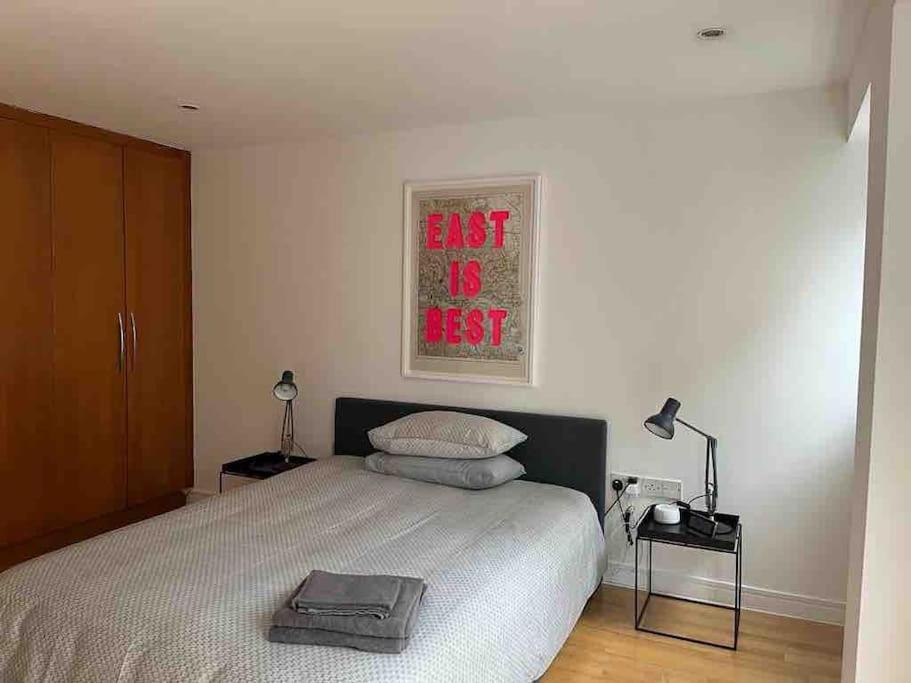 1 Bed Flat With View Of Vibrant Hoxton Square Apartment London