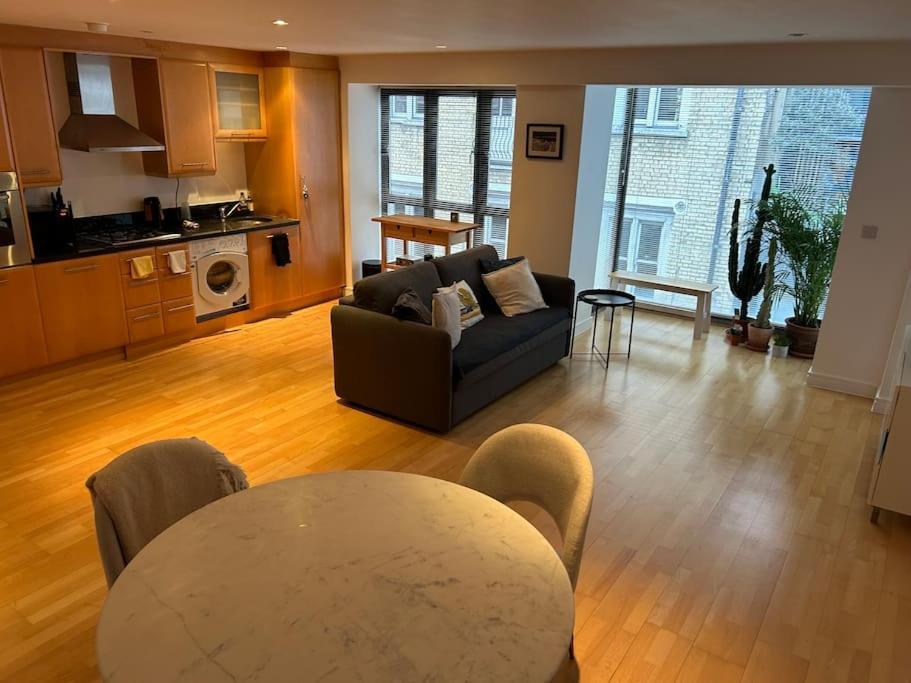 1 Bed Flat With View Of Vibrant Hoxton Square London