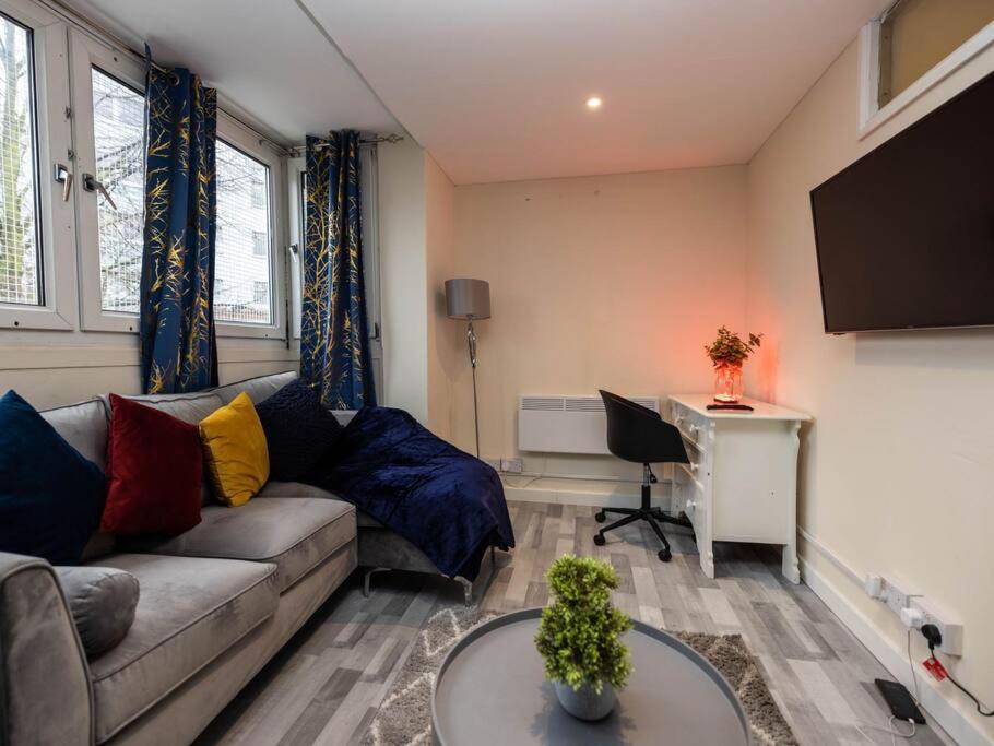Apartment 1 Bedroom-sofabed-worktable-4-wifi-parking