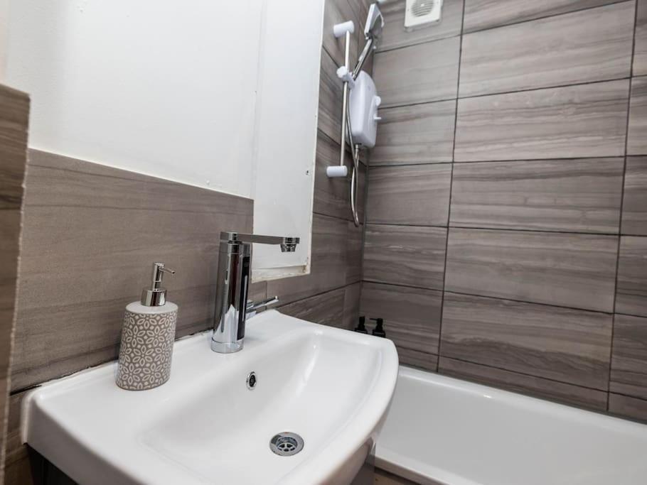 Apartment 1 Bedroom-sofabed-worktable-4-wifi-parking London