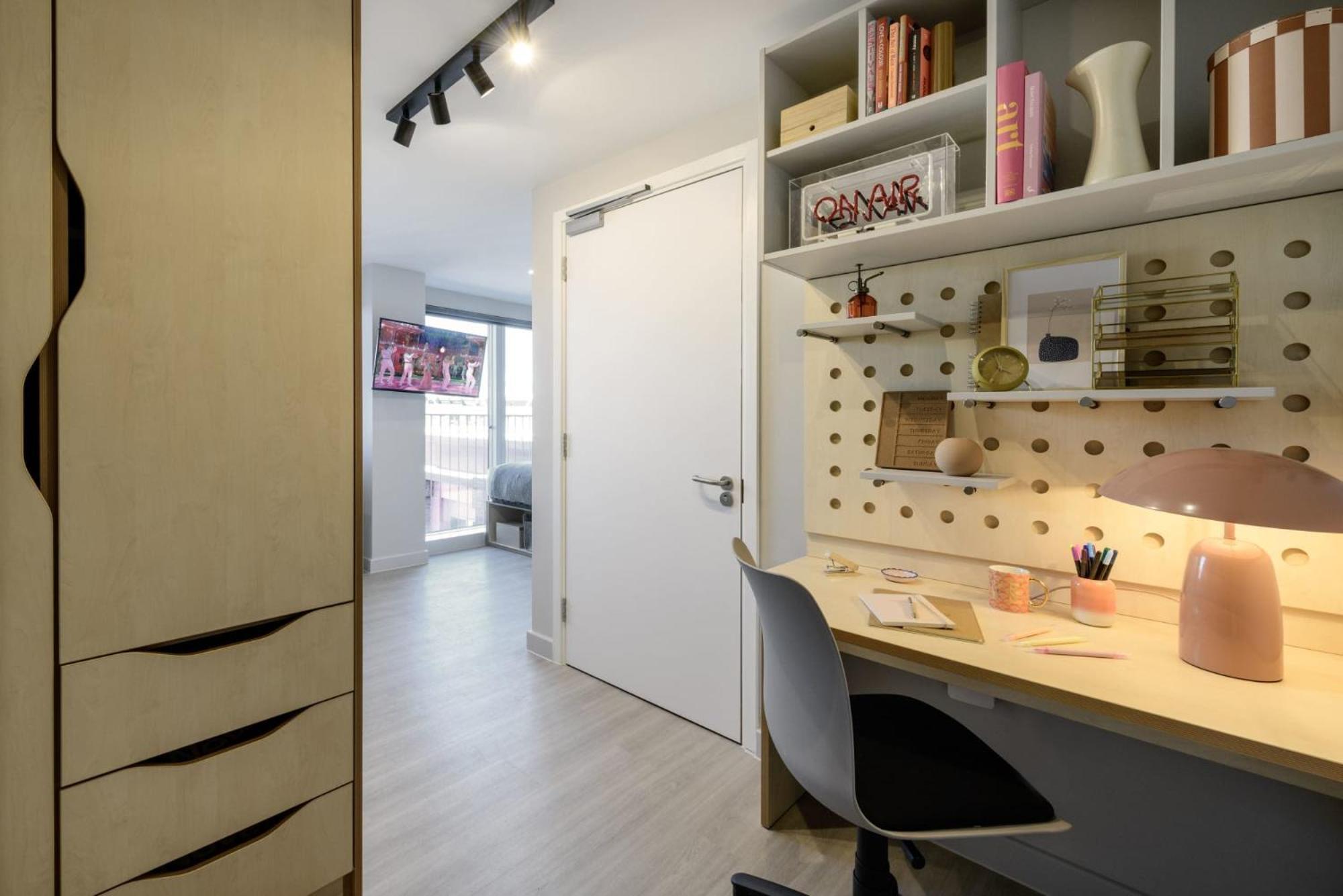 Cosy Living Ensuites At Trendy Wick Park In Apartment London