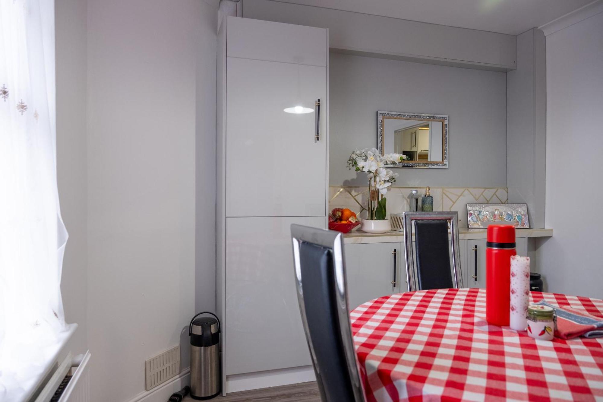 Spacious Double Bedroom In Shooters Hill Homestay London