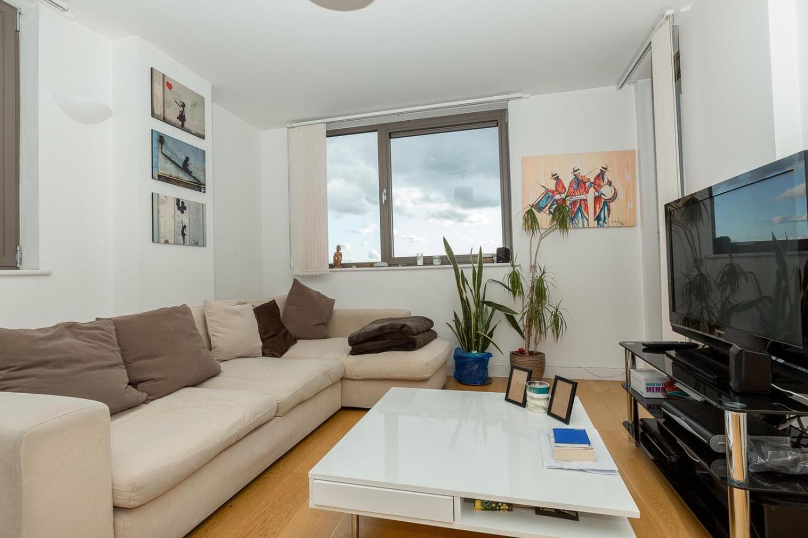 2 Bedroom East With Amazing Views * London