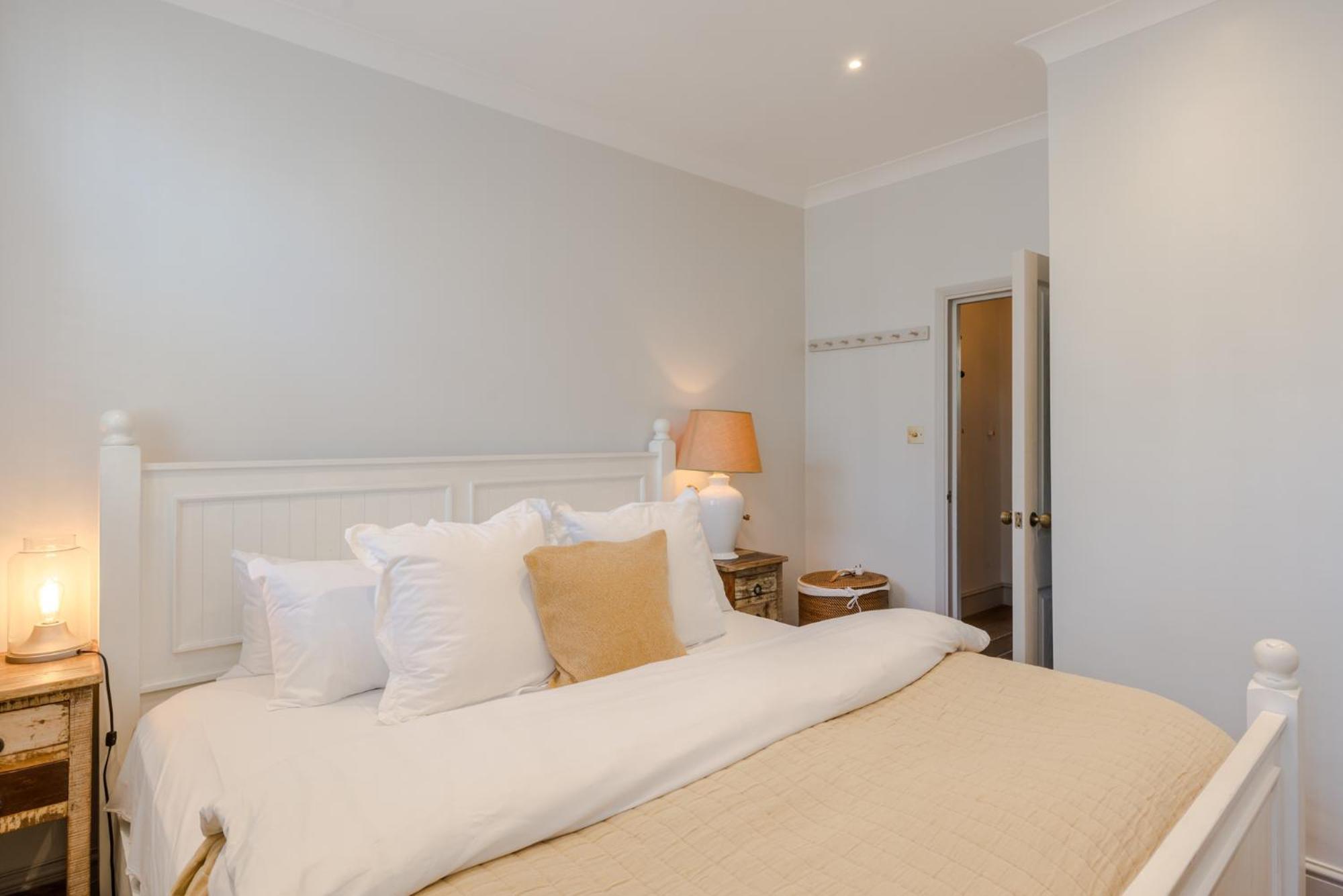 Bright De Beauvoir Pied A Terre Apartment