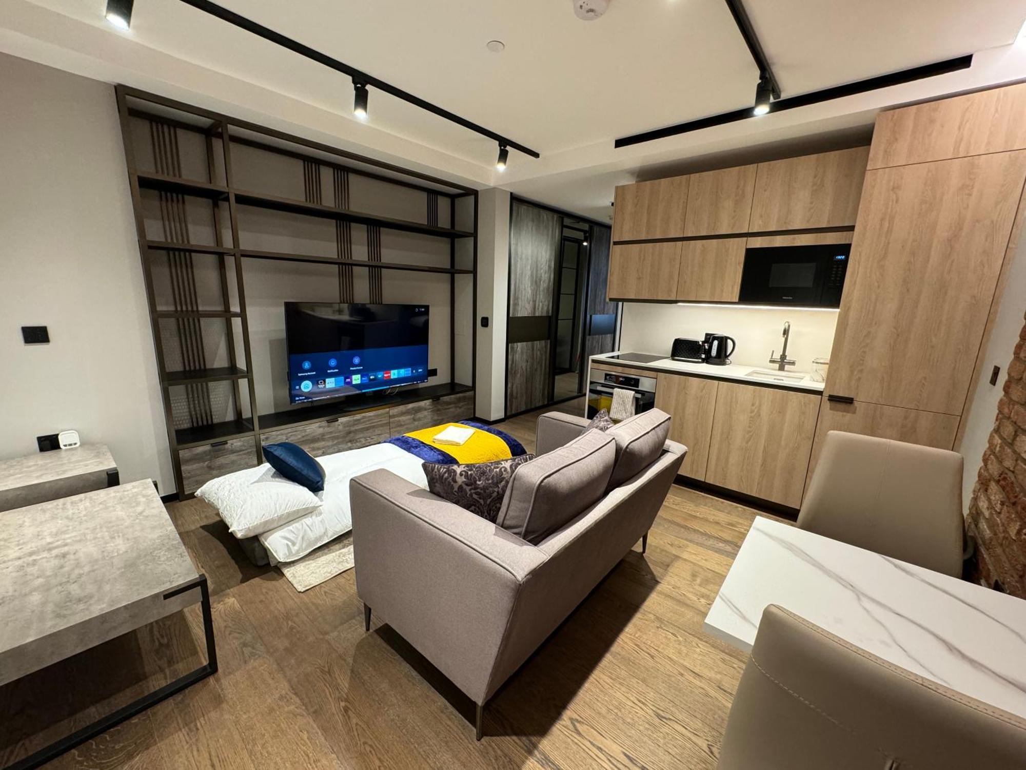 Modern, Stylish Apartment *