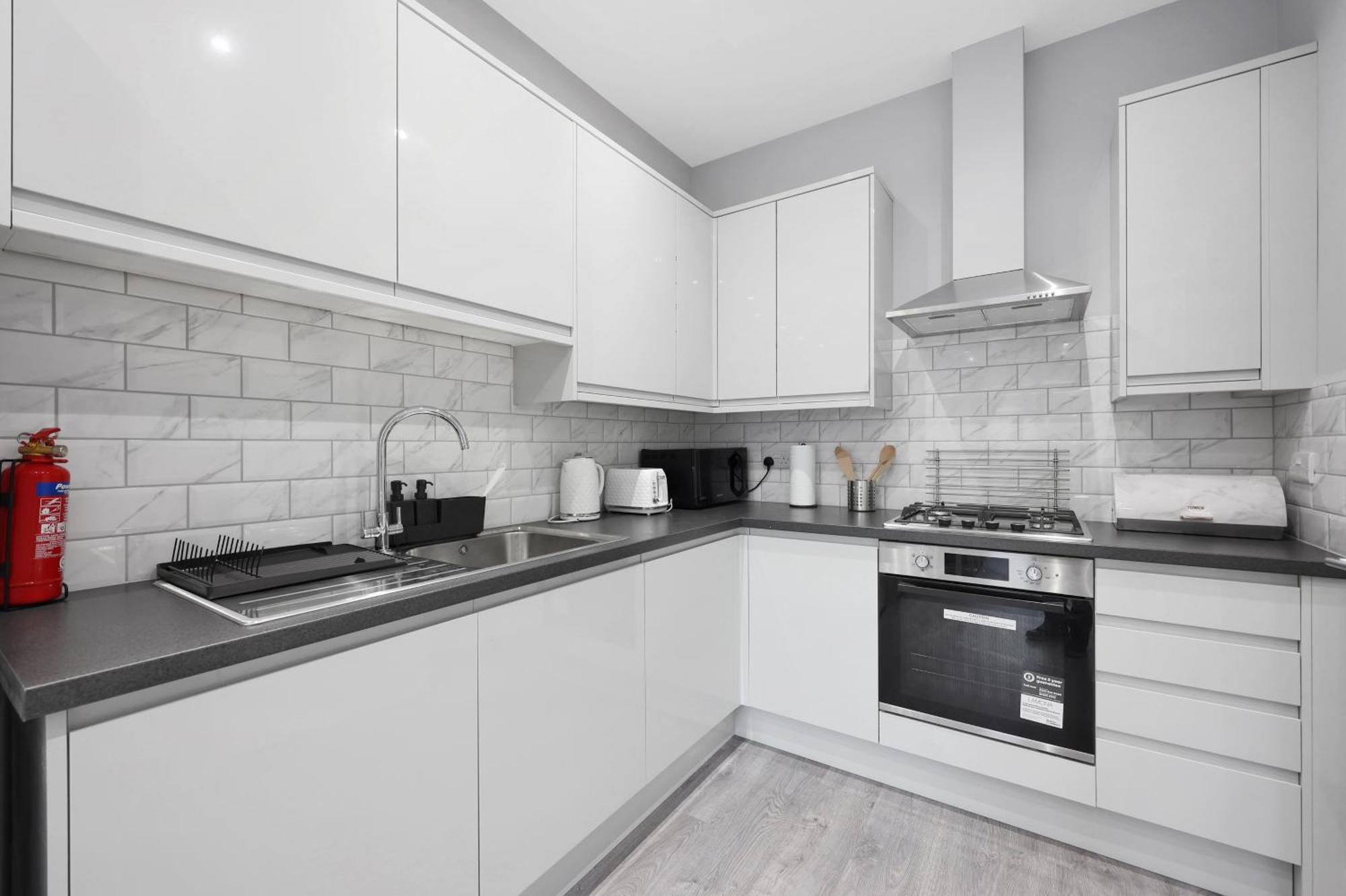 Your Cosy Modern 2 Double Bedroom Full Kitchen & Parking 5 Min Walk To Station Apartment